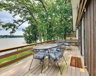 Lakefront Getaway 4 Bedrooms 3 Bath with EV Hookup - Grayslake - Balcony