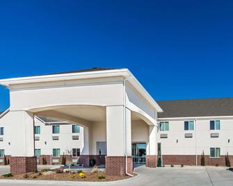 Days Inn & Suites by Wyndham El Dorado - El Dorado - Building
