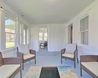 Getaway in Sodus Point with Private Yard - Sodus - Living room