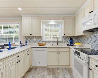 Coastal Dream Beach House - Clearwater Beach - Kitchen