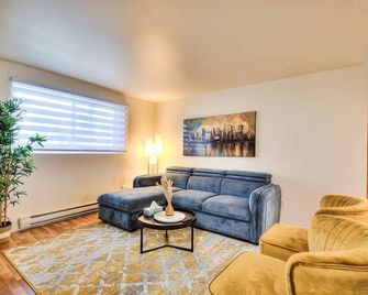 Spacious 2BR in MTL with included parking spot - Montreal - Living room