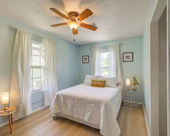 Trinity River Cottage w/ Deck + Water Views - Cleveland - Schlafzimmer