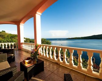 El Palacio Rosa on Blue Lagoon 3BR Beachfront Suite on pristine & quiet bay w incredible views - First Bight - Balcon
