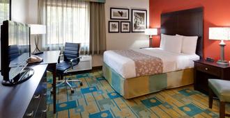 La Quinta Inn & Suites by Wyndham Plattsburgh - Plattsburgh - Schlafzimmer