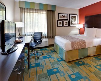 La Quinta Inn & Suites by Wyndham Plattsburgh - Plattsburgh - Slaapkamer