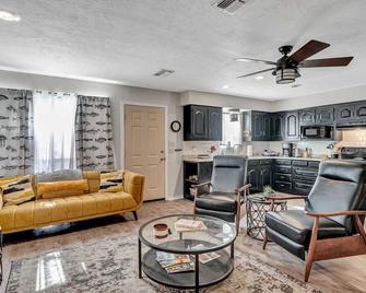 The Lodge. Modern comfort at Lake Fork. Full Kitchen. - Quitman - Living room