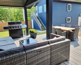 Boho Luxe Lakefront Cottage - Gimli - Patio