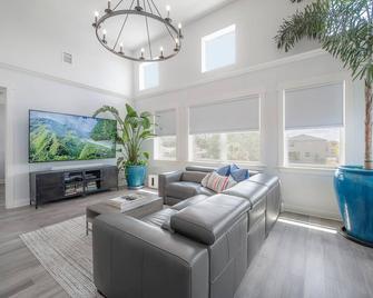 Tampa New Construction near MacDill and Picnic Island - Tampa - Living room