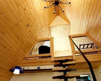 Eco-Friendly Solar Powered A-Frame Treehouse with Hot Tub and Private Dock on Littlefield Pond, near Wells, Maine - Sanford - Escaleras