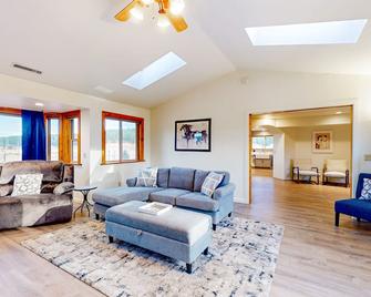 6555 N Chambers Dr - Flagstaff - Living room