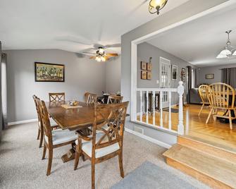 Steps to the beaches of Lake Erie 4BR, 3BA Beautiful House - Dunkirk - Comedor