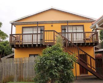 Flintstones Guest House Durban - Durban - Building