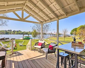 Updated Lake Conroe Cabin Rental - Walk to Water! - Willis - Patio