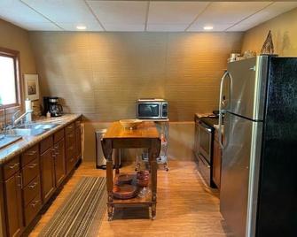 Tranquil 2 Bedroom Getaway on Private Lake - Montello - Cocina