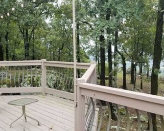 Spend the holidays at this serene mountaintop retreat - Morrilton - Балкон