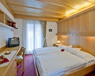 Hotel Des Alpes - Soraga - Schlafzimmer