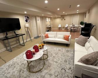 Cozy 1-bedroom suite with pool, and fitness room in a quiet neighborhood. - Phillipsburg - Living room