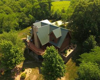 Log cabin staycation for families! Beautiful country setting. - Mount Pleasant - Gebäude