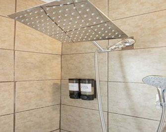 Modern 2BR Mins to Univ, Zoo, Destiny, Downtown - Syracuse - Bathroom