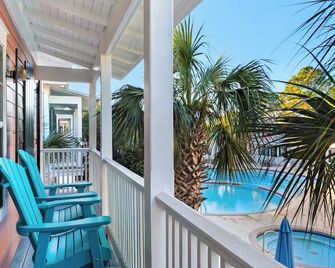 Dog Friendly @ Bungalows at Seagrove; 2 Blocks to Beach ~ Overlooks Pool/Spa - Santa Rosa Beach - Balkon