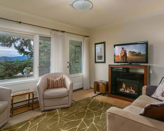 WolfShire - Courtyard - Beauty and Serenity in the Valley - Brentwood Bay - Living room