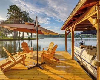 Beautiful Lake Sinclair Retreat with Dock and Deck! - Milledgeville - Patio