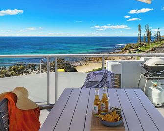 Grand Palais Boolarong Beachside Resort - Alexandra Headland - Balcon