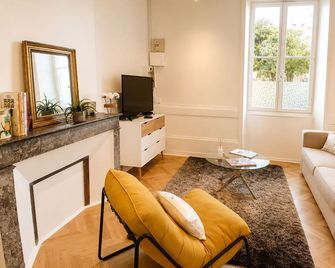 Joli T2 centre ville avec cour, climatisation et fibre - Angoulême - Huiskamer