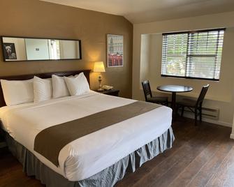 Bide-A-Wee Inn and Cottages - פסיפיק גרוב - חדר שינה