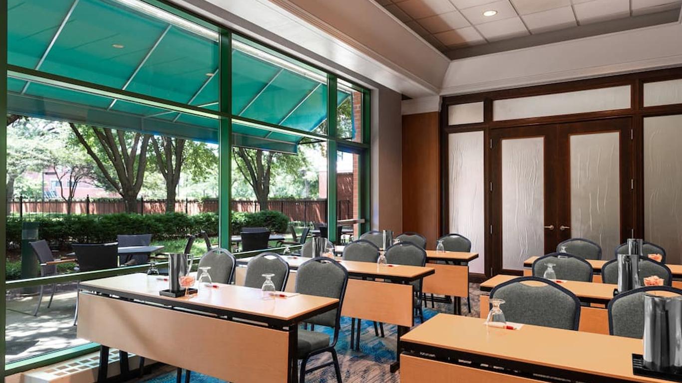 Courtyard by Marriott Chicago at Medical District/UIC