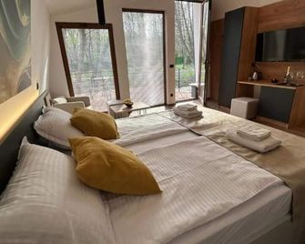 Blisku do Gradot - Riverfront Luxury Cabins - Skopje - Bedroom