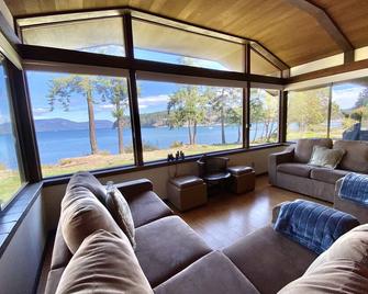Lopez Island Beachfront Sanctuary - Hot-tub - Amenities - Lopez Island - Sala de estar