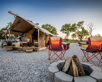 Impressive Glamping Tented Cabin in Cassville, Missouri - Cassville - Innenhof