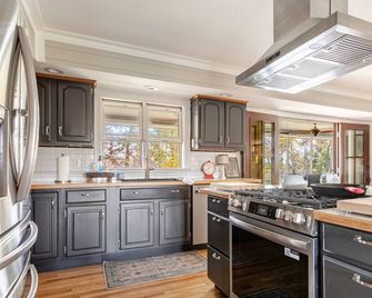 Luxury Pisgah Forest Farmhouse, Blue Ridge Views & Hot Tub near Brevard - Pisgah Forest - Kitchen
