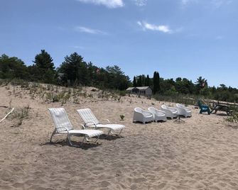 walk to private beach across the street -2BR Cozy Forest Cabin -amazing sunsets - Penetanguishene - Beach