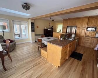 Rachel's smiling house! 2 chambres, accueillant et charmant - Montreal - Kitchen