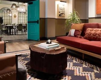 Golden Warmth - Boutique Experience Near Lake Yosemite | Historic Stay - Merced - Lounge