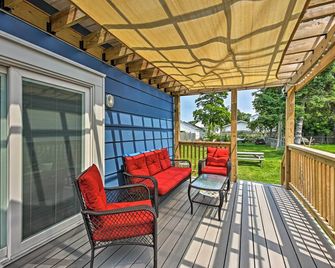 Anias Retreat with Deck Walk to Lake Michigan! - Two Rivers - Balkon