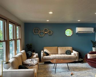 Serene Sacheen - Fully Updated Lake House with Private Dock - Newport - Living room