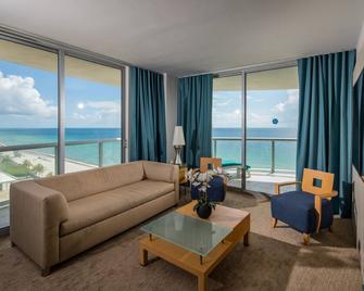 Access All Hotel Amenities, Direct Oceanfront Marenas Beach Resort - Sunny Isles Beach - Huiskamer