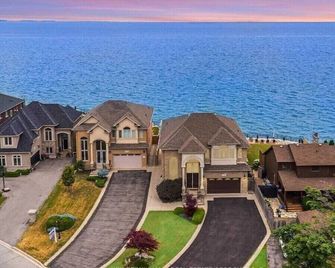 Lakeside Villa - Hamilton