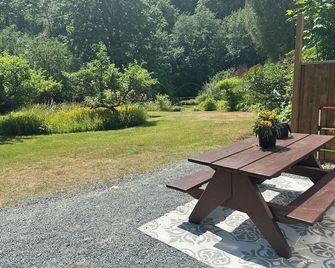 Vintage Airstream retreat on the Cowichan River - Duncan - Innenhof