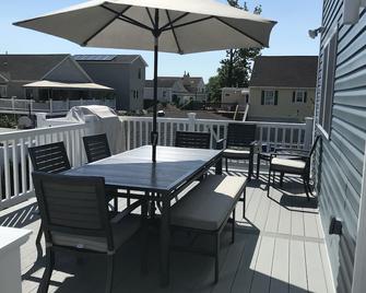 Private Pool & Hot Tub! Live/work at the beach or commute via Ferry/train to NYC - Union Beach - Balcony