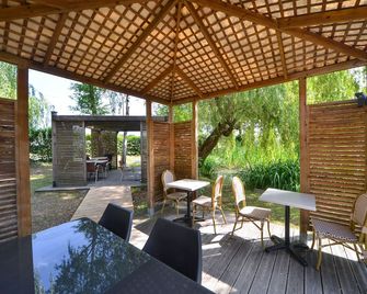Logis - Hotel Restaurant La Mire - Vierzon - Innenhof
