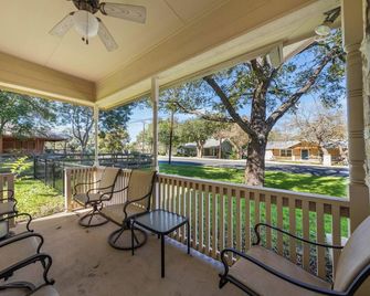 Texas Hill Country Home, walk to restaurants- close to Fredricksburg wineries - Boerne - Balkon