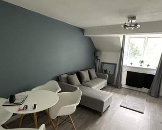 Lovely one bedroom apartment - Thornton Heath - Living room