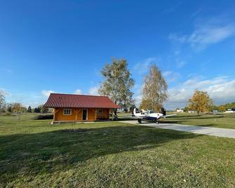 Cozy wooden house on the airpark. Quiet location and family-friendly - Lärz