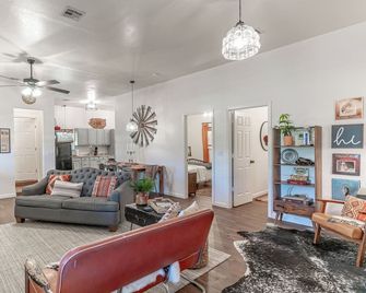 Charming 2-bedroom house in delightful Granbury with WiFi, AC - Granbury - Soggiorno