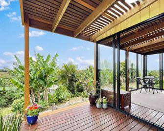 Cooroy - Bewell Eco Cottage - Garden Views - 25 mins to Noosa Heads - - 쿠로이 - 발코니