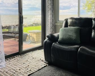 Beach House - Fond du Lac - Living room